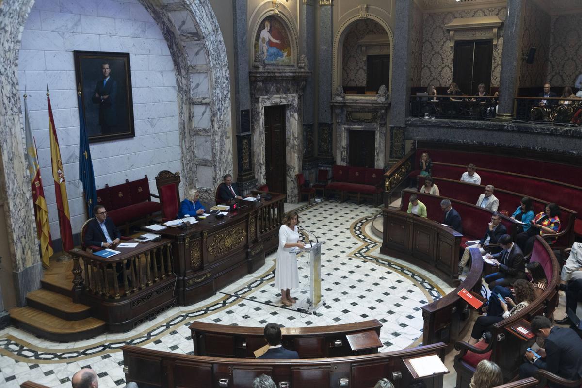 La alcaldesa María José Catalá interviene en un pleno del Ayuntamiento de València.
