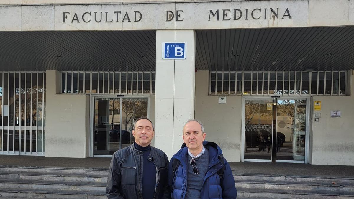 Dos de los cirujanos miembros de la asociación, en las puertas de la Facultad de Medicina de Zaragoza.