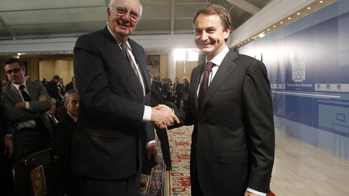 Zapatero y Volcker se saludan esta mañana en la Moncloa.