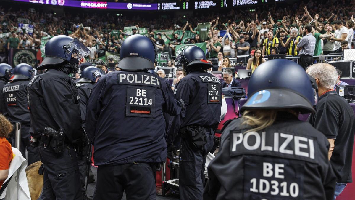 Los antidisturbios de la policía alemana intentan controlar a las hinchadas de Panathinaikos y Fenerbahce.