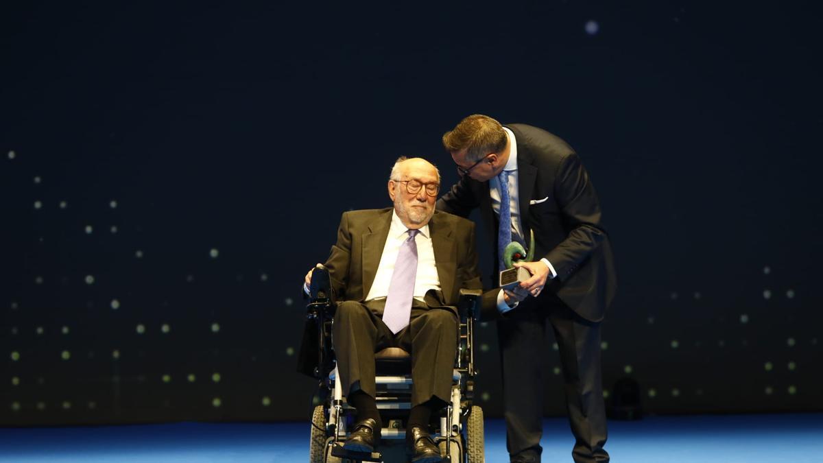 Eloy Fernández Clemente recibió el premio de manos del director de EL PERIÓDICO DE ARAGÓN, Nicolás Espada.