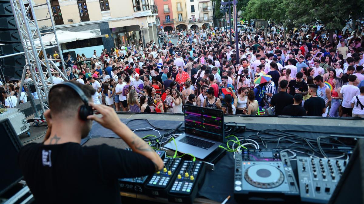 La plaza Mayor de Plasencia, llena para la sesión de disc jockeys.