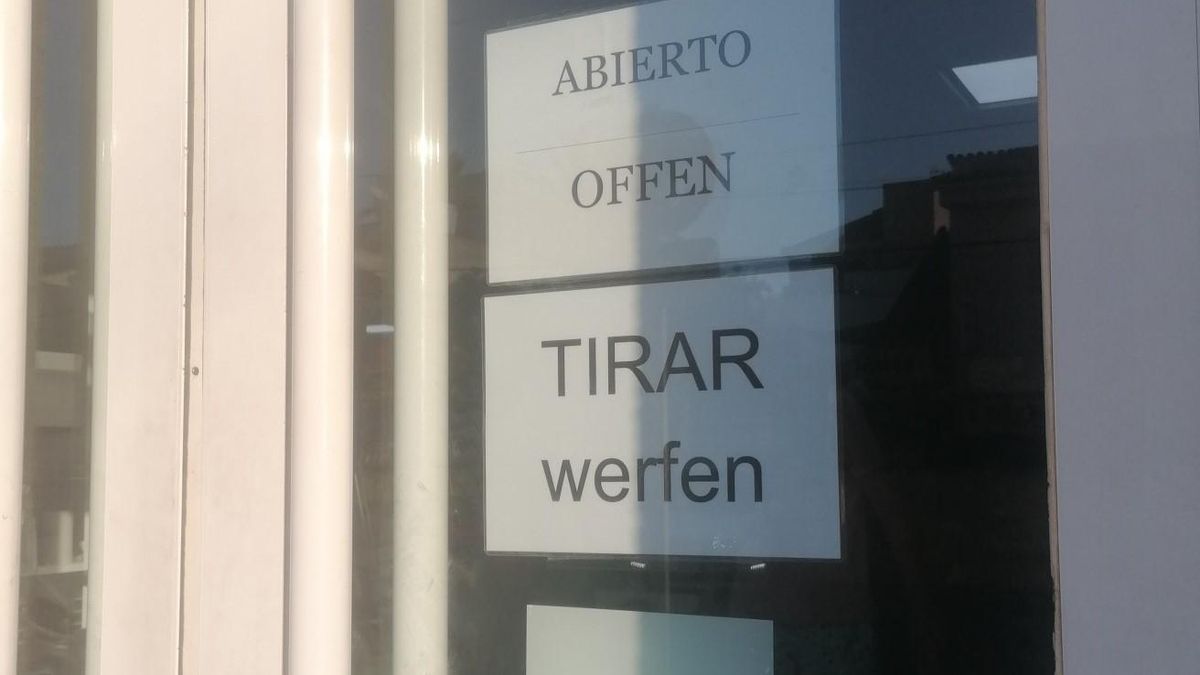 Übersetzungsfehler laden oft schon Schmunzeln ein - hier an der Tür eines Ladens auf Mallorca