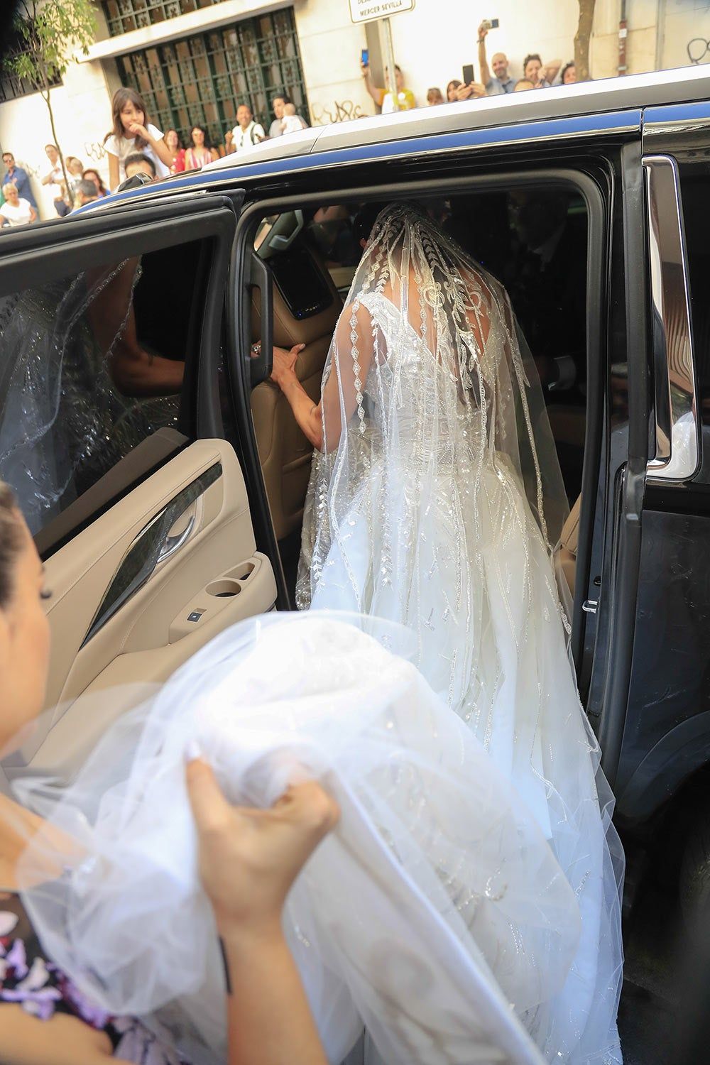 Pilar Rubio entrando en el coche que la llevaría a la catedral de Sevilla