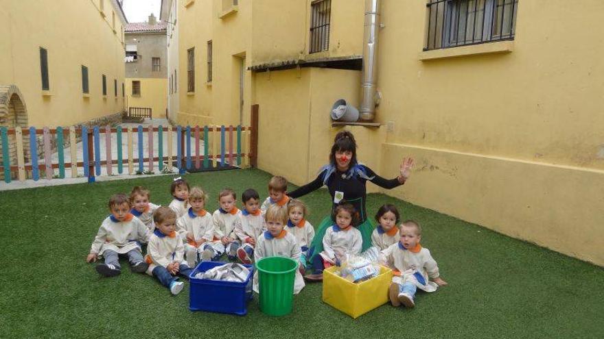 &#039;Enriqueta&#039; sensibiliza a los niños monegrinos sobre el reciclaje