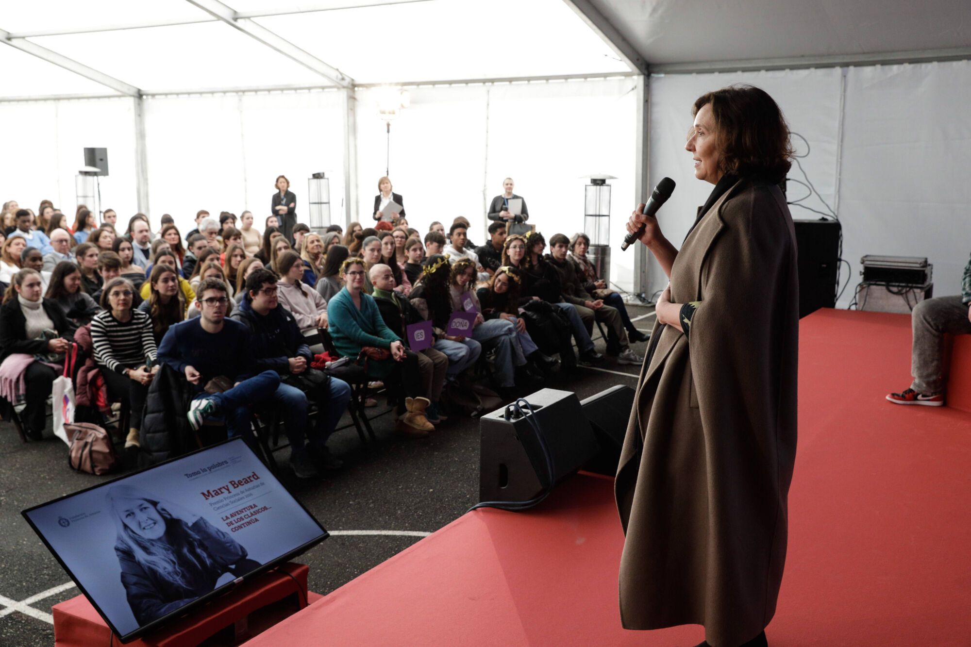 EN IMÁGENES: La "amazona" Mary Beard fascinada en su encuentro con estudiantes en Gijón: "A Nerón le habrían encantado las redes sociales"