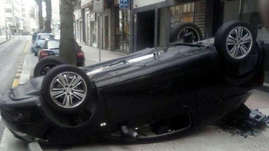 El coche accidentado en el centro de Pontevedra, ayer, antes de ser retirado por la grúa. // Rafa Vázquez
