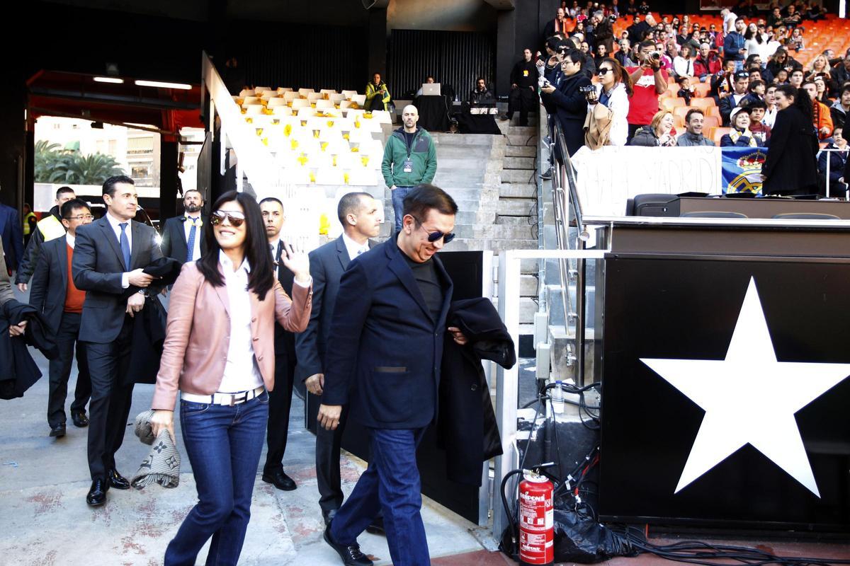 Petere Lim arropado por Amadeo Salvo en una visita a Mestalla