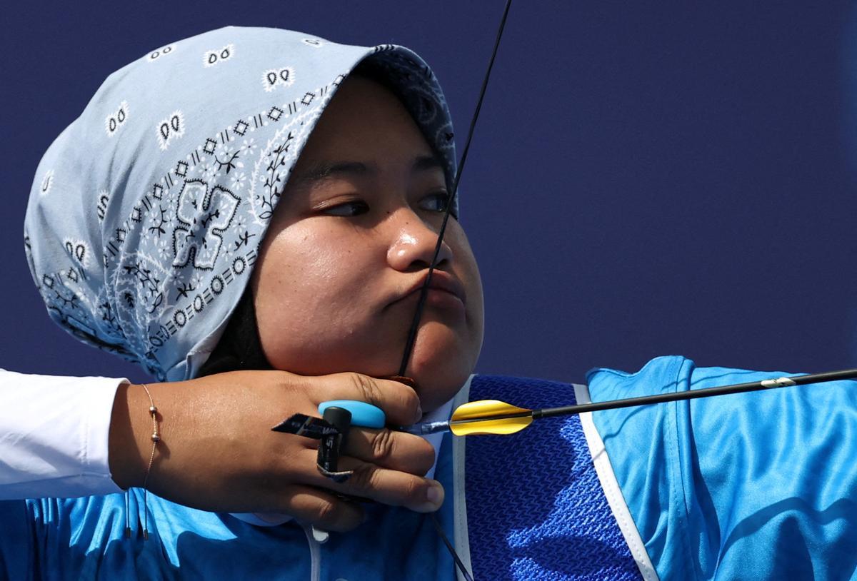 La tiradora de Malasia Syaqiera Mashayikh durante la calificación en la competición de tiro con arco en Paris 2024