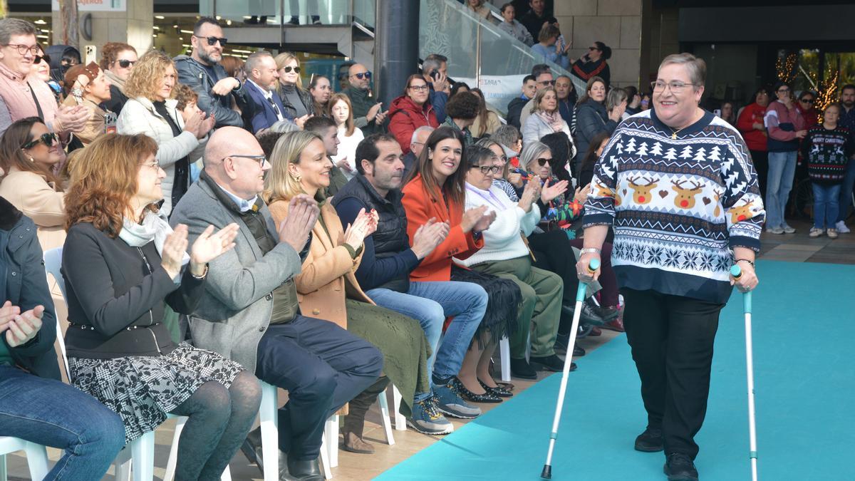 Una de las modelos del desfila por la pasarela formada en el centro comercial Thader.