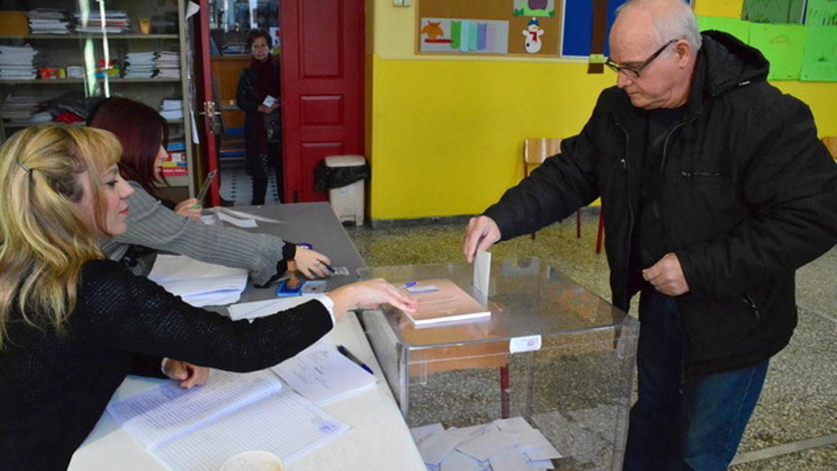 Un votante en las elecciones griegas.