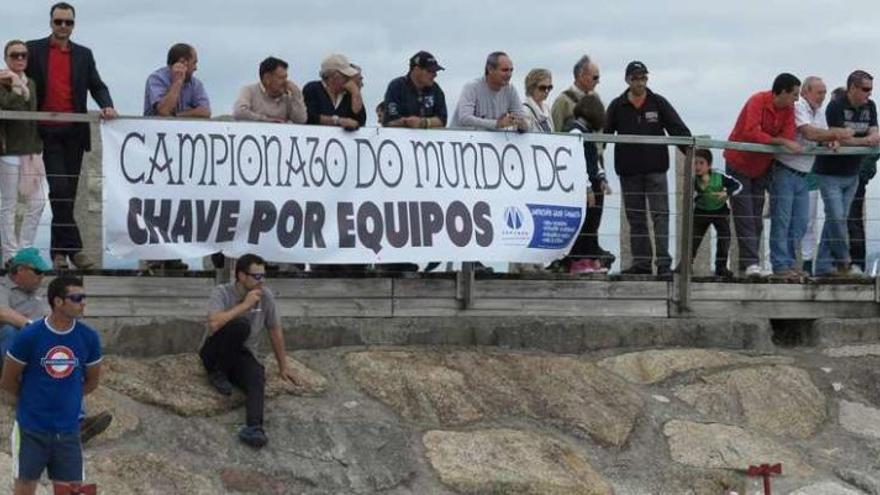 Público en una edición anterior del &quot;Campionato do mundo de chave por equipos&quot;, en O Grove. // Muñiz