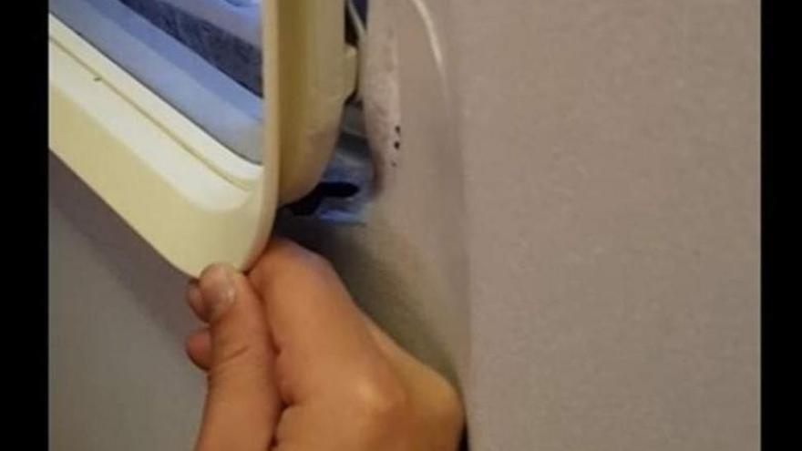 Cuando tu avión &#039;low cost&#039; es tan &#039;low cost&#039; que &#039;abres&#039; la ventanilla