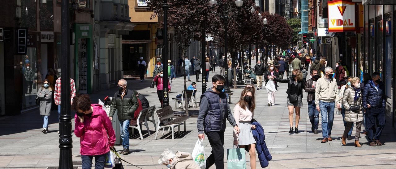 Ambiente comercial por la calle Corrida.