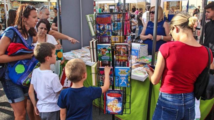 Una edición anterior de la Feria del Libro de Adeje.