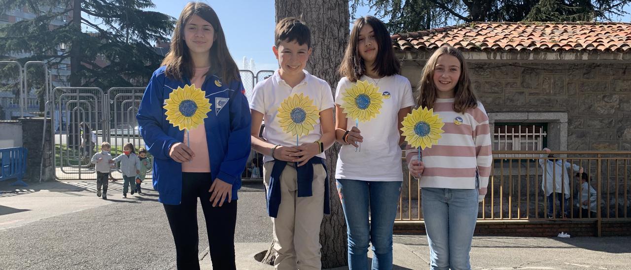 Daniela García, Francisco Zuvillaga, Veronica Novo y Sofia Peralta en el colegio Gesta