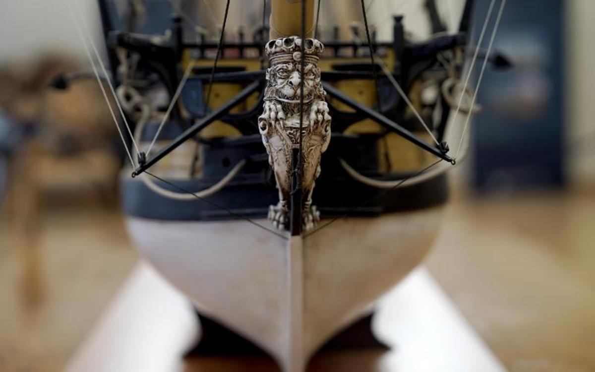 El león, en el mascarón de proa de la maqueta del San Juan Nepomuceno que se muestra en la Escuela de Ingenieros Navales de Madrid.