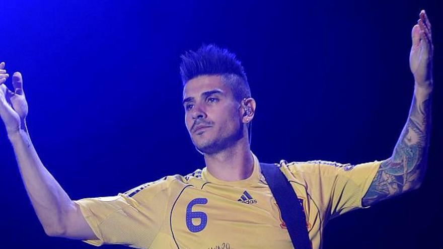 El cantante de grupo Pignoise, Álvaro Benito, con la camiseta del jugador de la selección española Andrés Iniesta durante su actuación en el Festival U18.