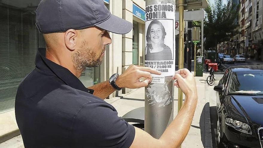 Un vecino coloca un cartel durante la búsqueda inicial de Sonia Iglesias en verano de 2010. // R. Vázquez