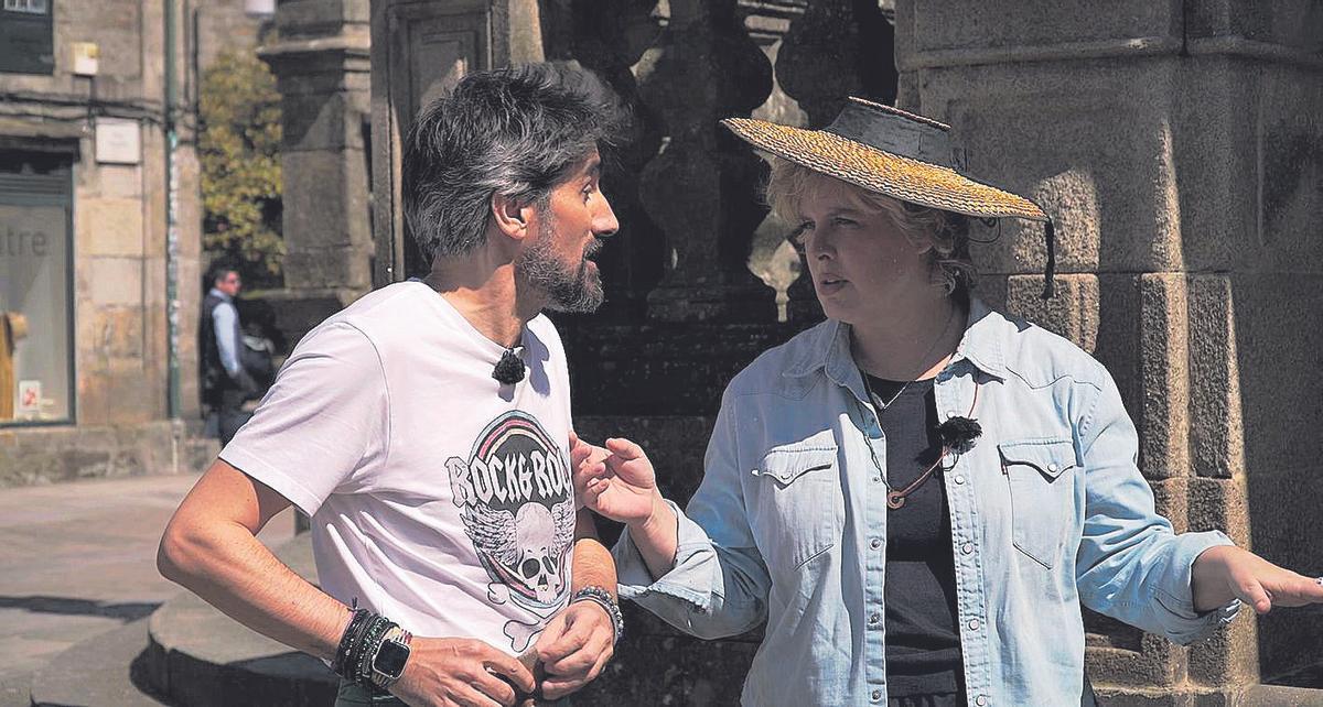 Manuel Loureiro e Tania Llasera, de animada conversa pola cidade do Lérez