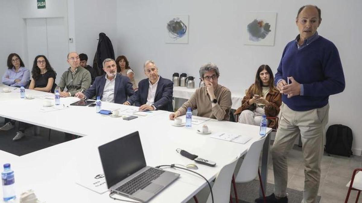 Ponentes y asitentes a un desayuno en una imagen de archivo