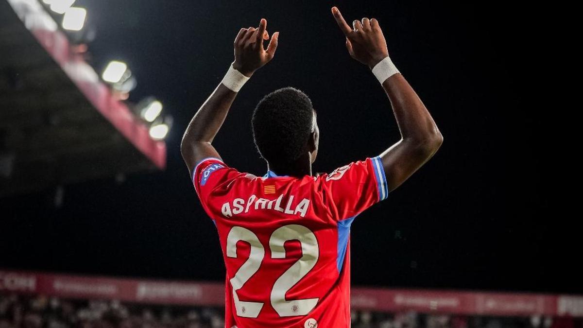Asprilla celebra uno de sus goles contra el Las Palmas.