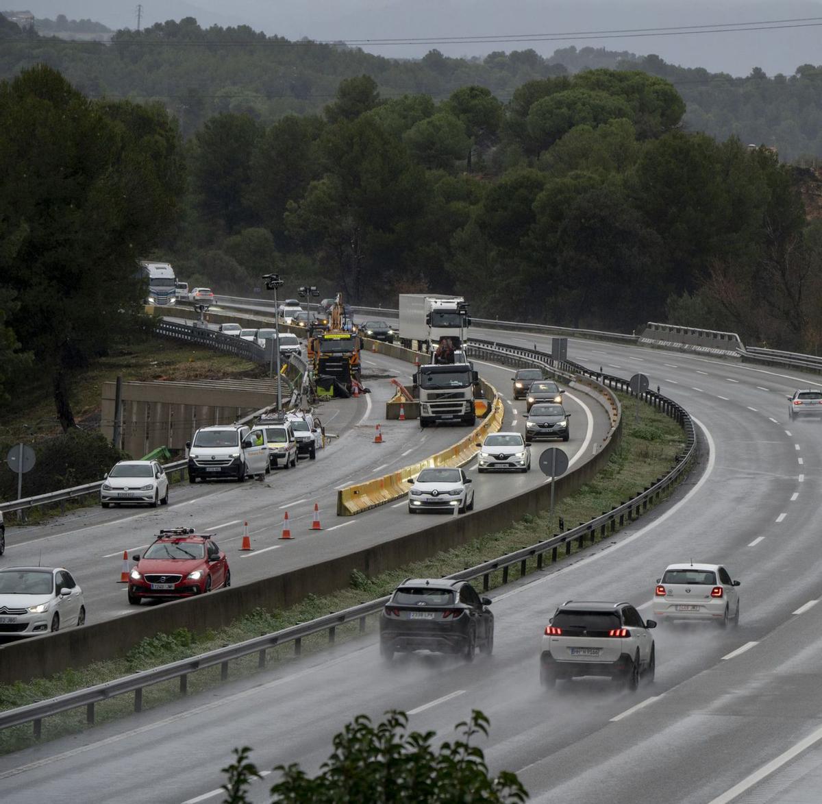 L’AP-7 acumula més de cent desperfectes a l’asfalt