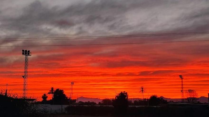 El Efecto Mie durante el atardecer del domingo en Elda y Petrer.