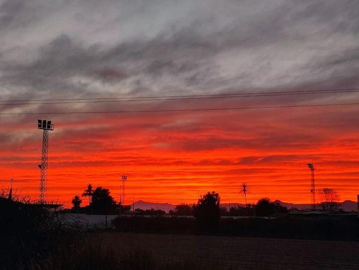 El Efecto Mie durante el atardecer del domingo en Petrer.
