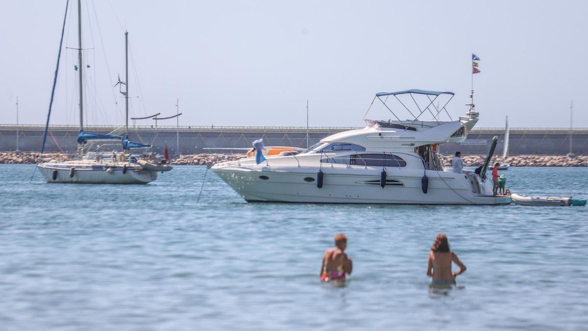 Fue a buscar peces a la playa del Acequión en Torrevieja y se topó con algo mucho más rentable