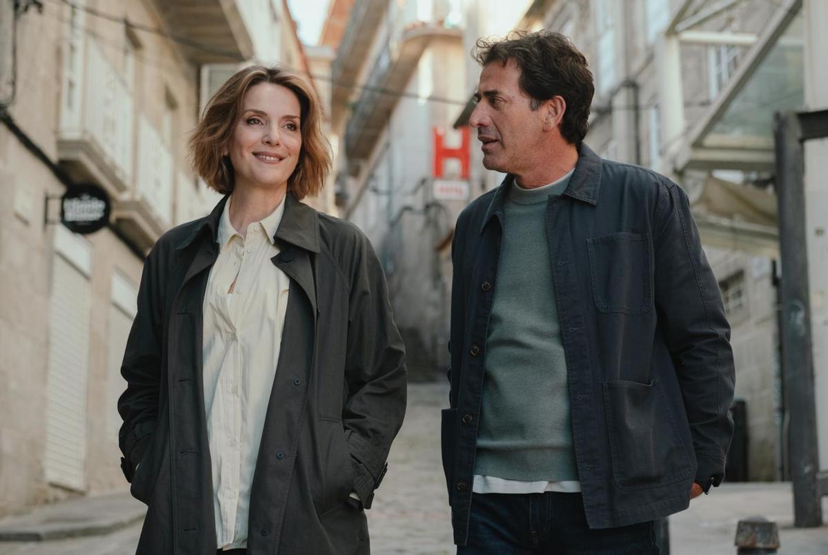 Dos de los actores de la nueva serie 'Ágata y Lola' durante la grabación en Vigo.
