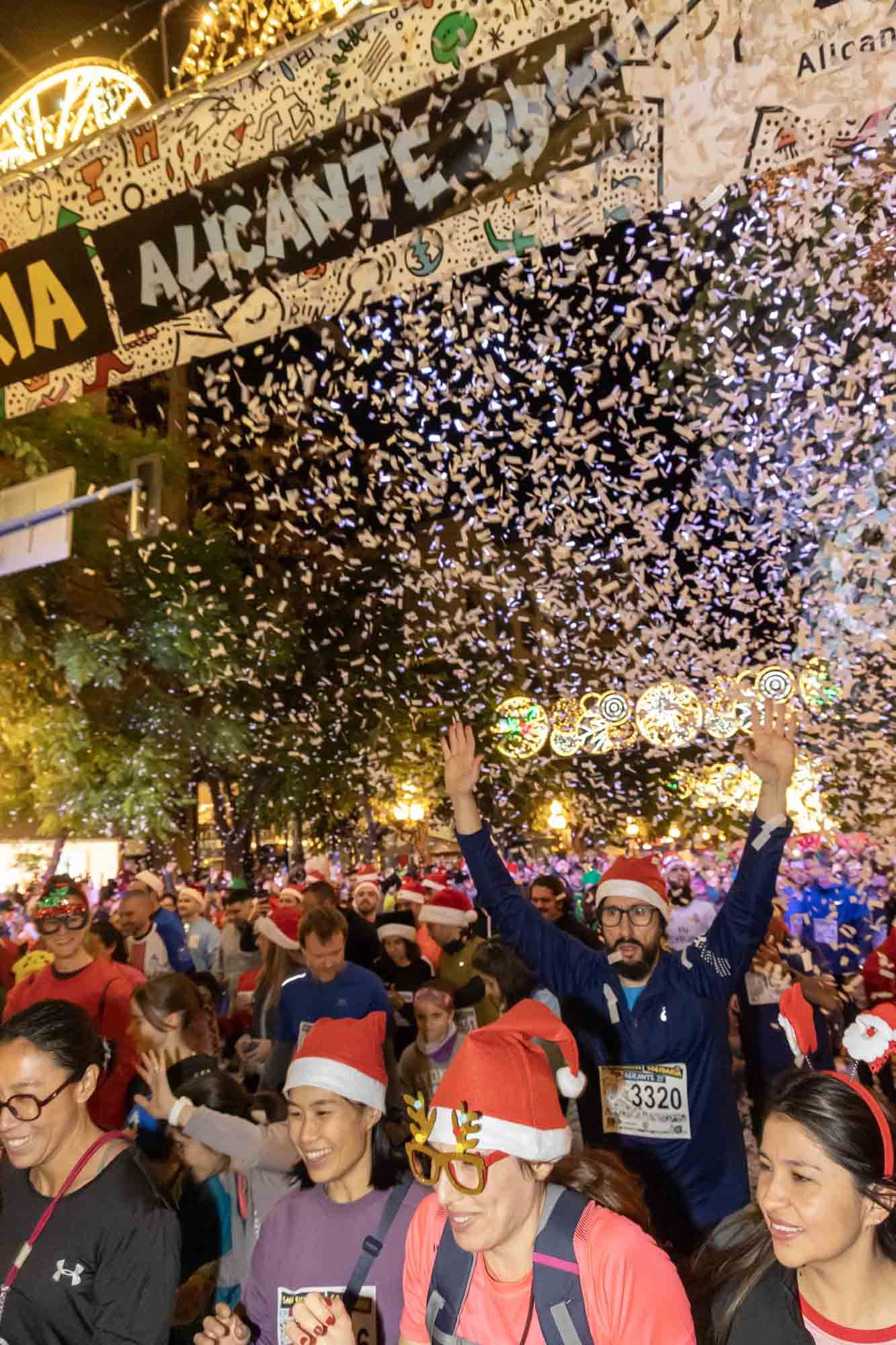 La San Silvestre de Alicante llena de colorido la ciudad