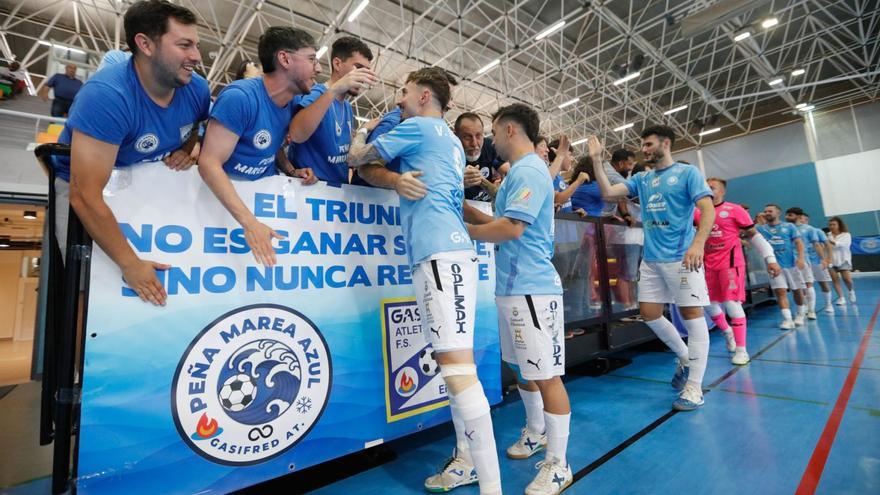 Los jugadores de la UD Ibiza-Gasifred festejan con sus aficionados en Sa Blanca Dona el pase a la ronda final de la fase de ascenso. | VICENT MARÍ