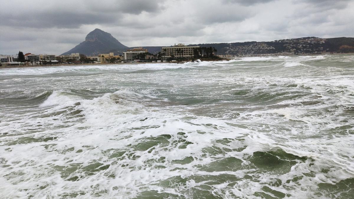 El fuerte oleaje en la playa del Arenal de Xàbia