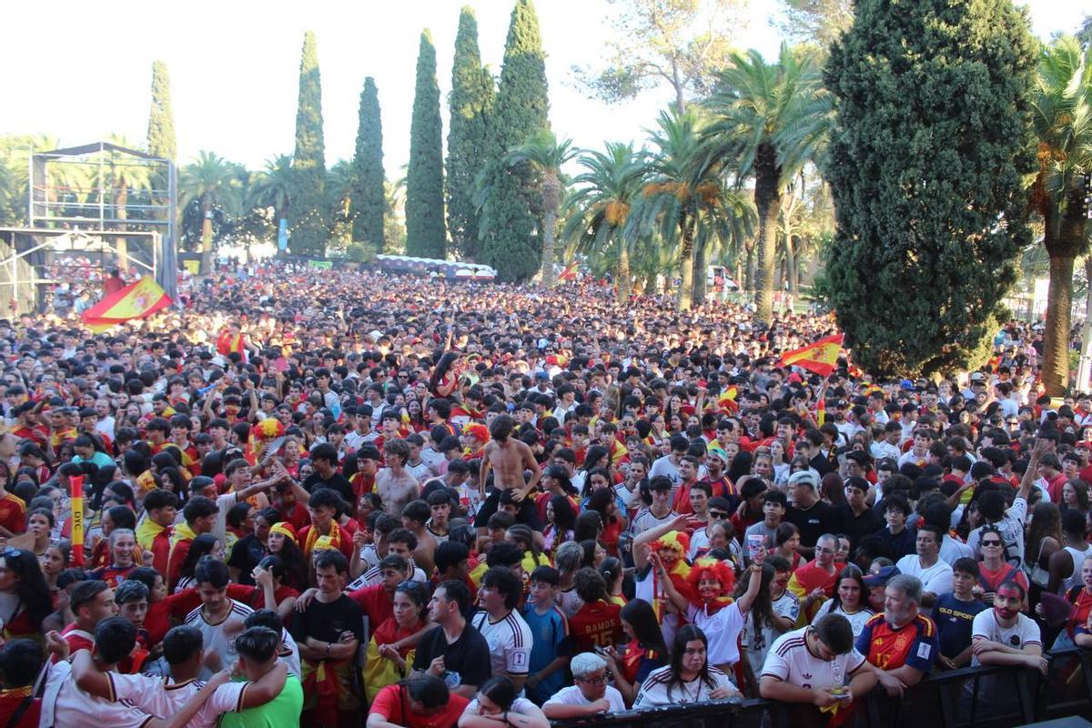 Fotogalería | Así se vive en la Alcazaba de Badajoz la final del Mundial 2026 Fotogalería | Así se vive en la Alcazaba de Badajoz la final del Mundial 2026