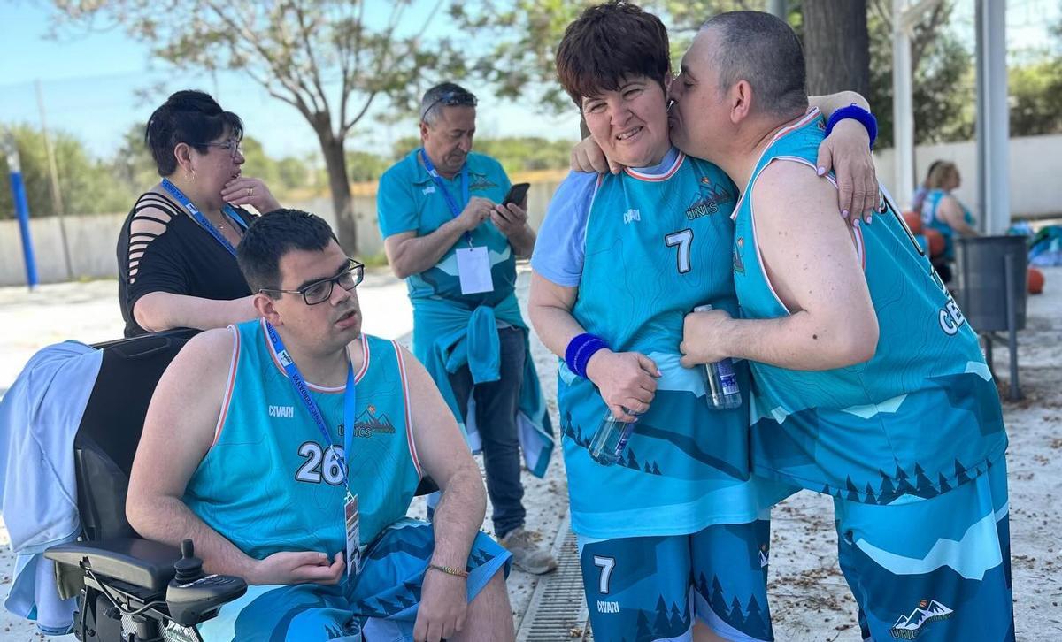 Esportistes celebrant les medalles