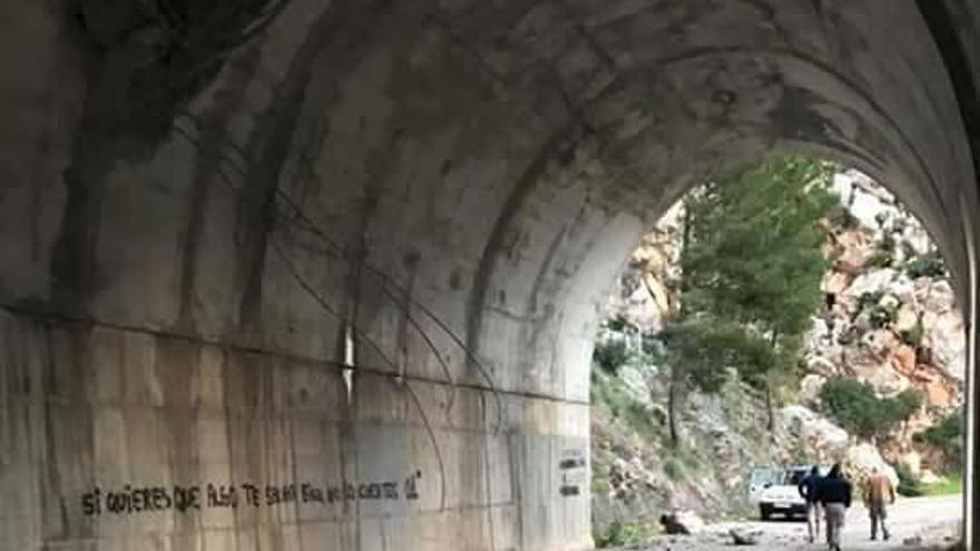 Cerrada la carretera de Andratx a Estellencs por desprendimientos en un túnel