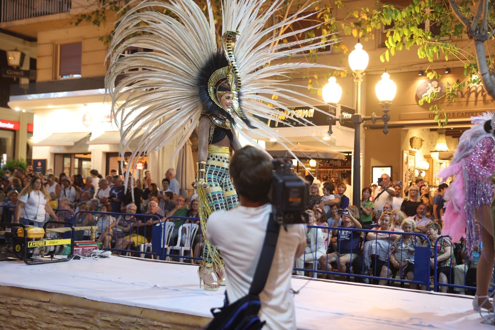 Las Fallas participan del desfile folclórico en la última noche antes de la "llum de les Fogueres"