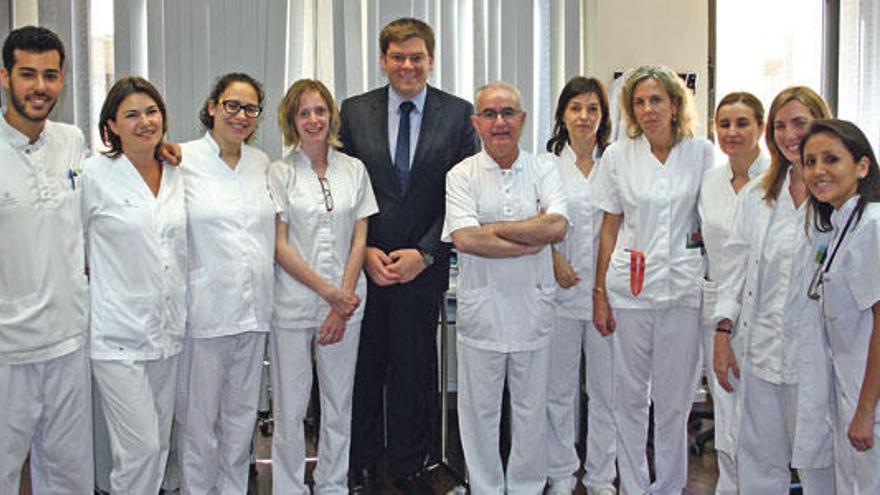 El conseller de Salud, Martí Sansaloni, con los responsables del servicio.