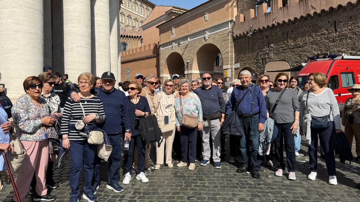 Un grupo de afectados por la dana de Valencia, en la plaza de San Pedro del Vaticano, durante la capilla ardiente del papa Francisco