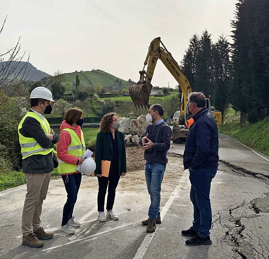 En la imagen, por la izquierda, técnicos municipales y regionales, Esther Díaz, Ángel García y el concejal de Zona Rural, Alejandro Villa. | A. I. 