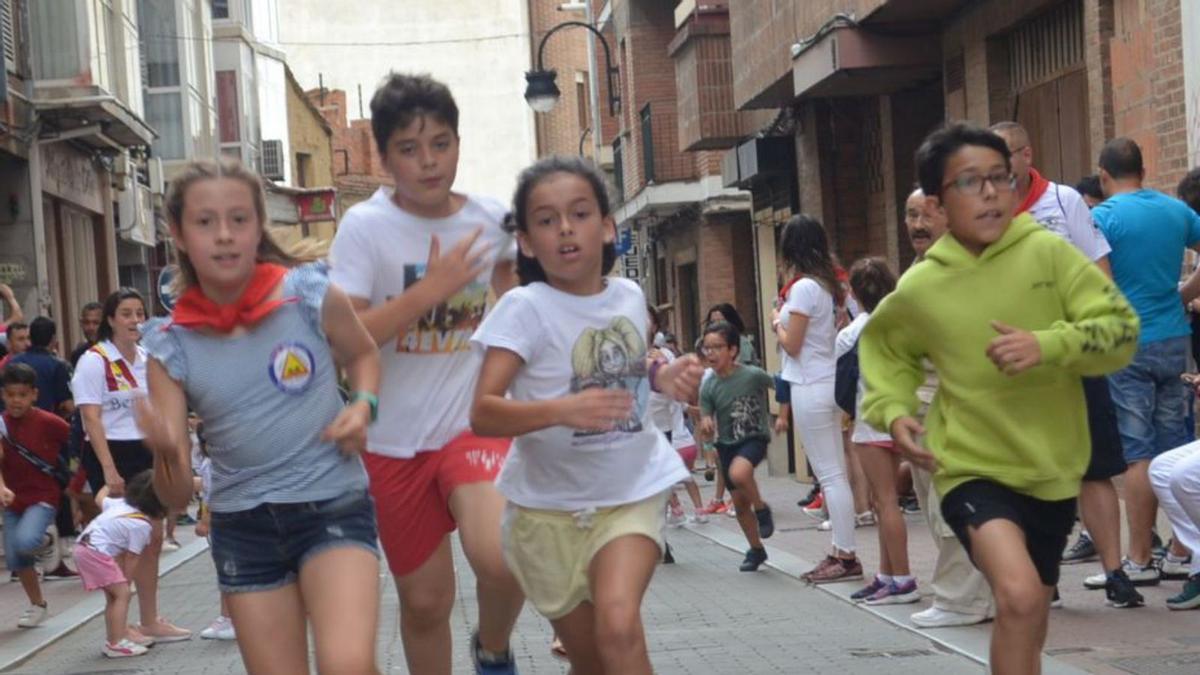 Varios niños a la carrera, en los encierros con carretones. | E. P.