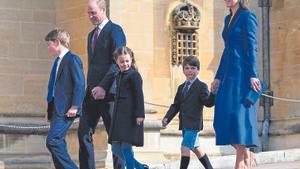 Los príncipes de Gales y sus tres hijos, en la celebración de la Pascua, con la pequeña Charlotte vestida de Marae Kids. | ‘activos’