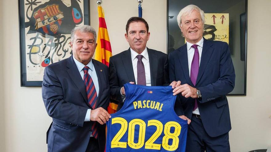 Xavi Pascual, entre Joan laporta y Josep Cubells, tras firmar su contrato hasta 2028.