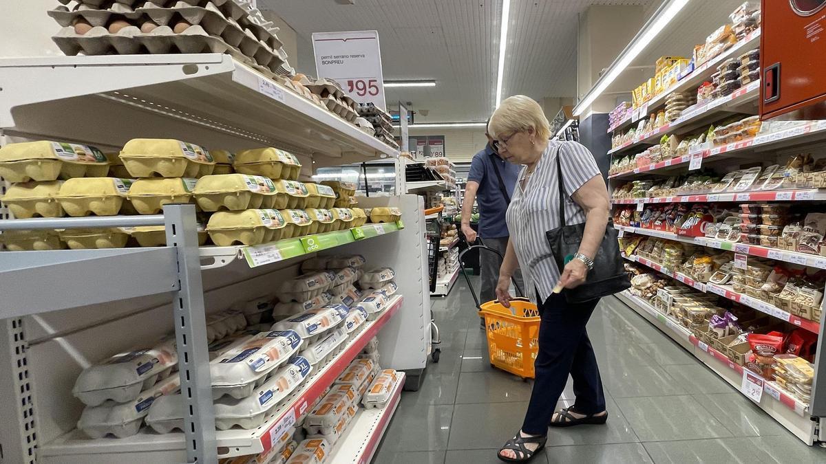 Mujer comprando huevos.
