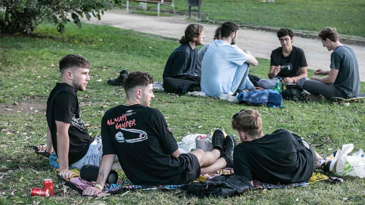 Jóvenes consumiendo alcohol en un parque.