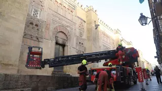 La Policía Local reordena todo el tráfico en torno a la Mezquita para facilitar las obras tras el incendio