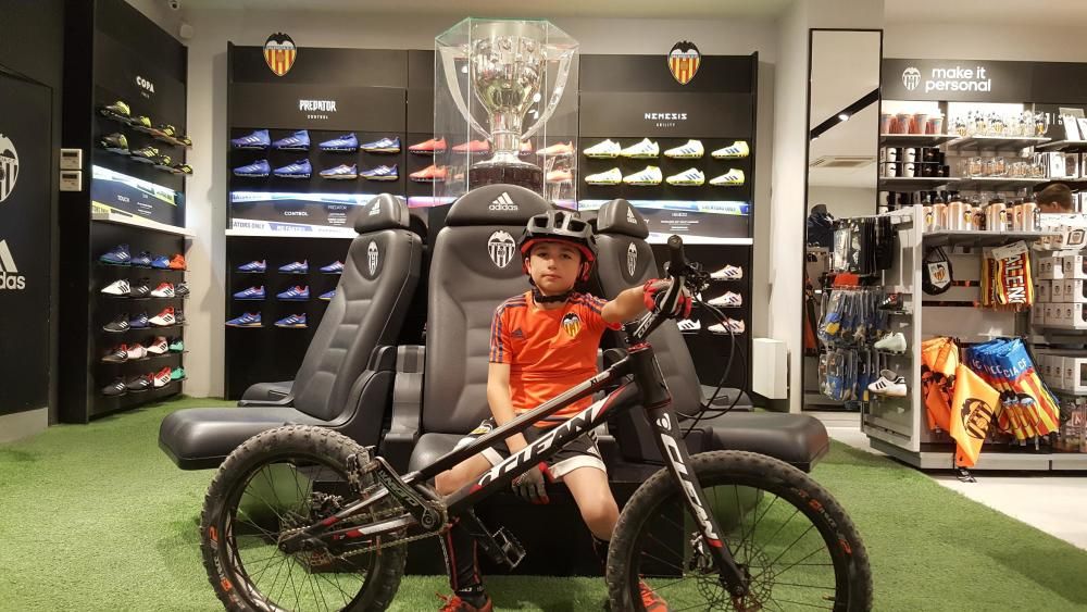 JULEN El Valencia CF y la bici, sus pasiones