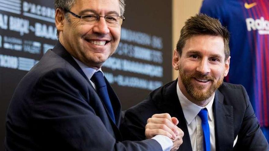 Messi saluda a Bartomeu, presidente del Barça, tras la renovación.