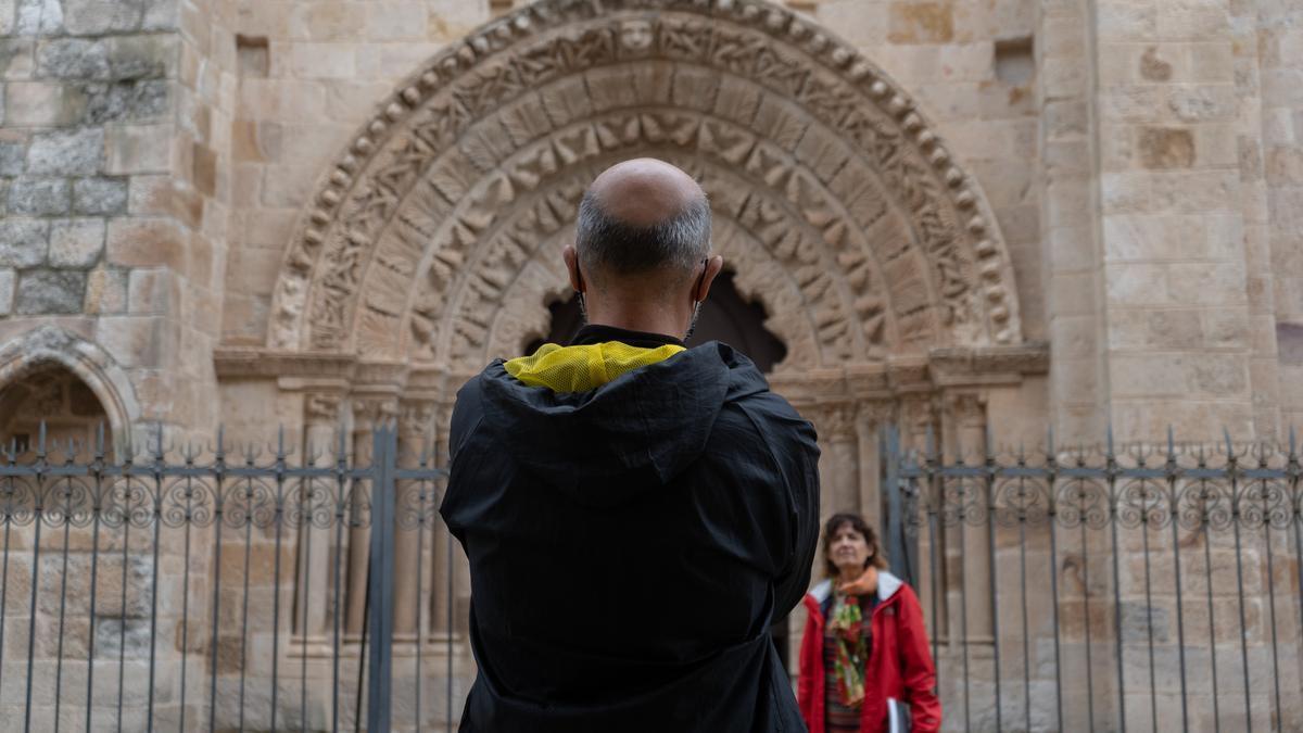 Unos turistas se toman una foto en Zamora capital.